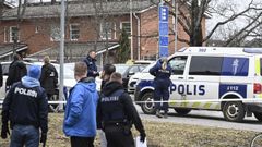 La polic�a en el colegio de Vantaa, en Finlandia, donde se produjeron los disparos