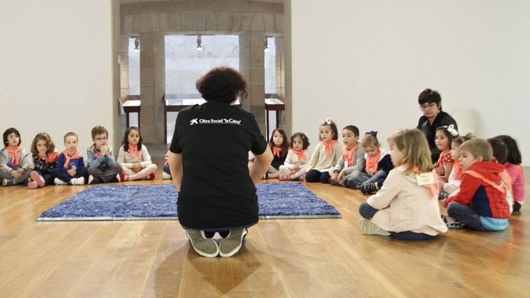 Talleres para ni�os en el museo Marco en imagen de archivo. 