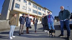 Algunos de los vecinos del inmueble que se embarg� y luego se subast� sin que sus inquilinos lo supiesen y su edificio al fondo de la imagen.  