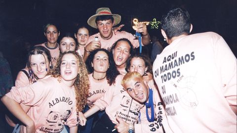 AMBIENTE NOCTURNO EN LA FESTA DO ALBARIO DE CAMBADOS EN 1999.