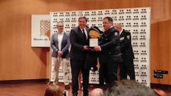 Abelardo Martnez, a la derecha de la foto, con el Poli Paco, en el centro, este mircoles en Valladolid