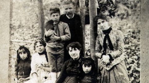 Rosal�a de Castro protagonizar� a primeira entrega da serie. O perfil do seu marido, Manuel Murgu�a -na imaxen cos cinco fillos da parella-, sair� o 21 de xu�o 