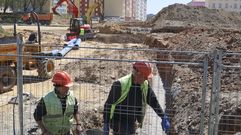 Trabajos en la zona donde se construye la rotonda de la calle Marqu�s de Santa Cruz, en Caranza.