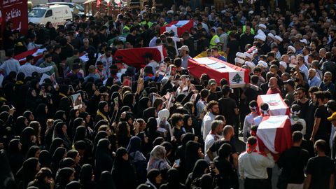 Funeral de unos civiles asesinados en un bombardeo israel en la localidad libanesa de Maaysra.