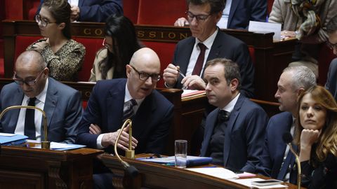 El ministro de Econom�a charla con Lecornu, antes de la votaci�n.