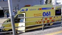 Una ambulancia, en el exterior de urgencias de Montecelo, en Pontevedra, en una imagen de archivo