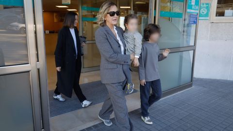 Flora Prez Marcote saliendo del hospital con los hijos de Marta Ortega