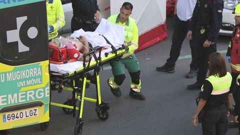 Sanitarios atienden al ahora difunto hombre que acuchill a sus padres en Bilbao.