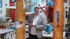Eduardo Hermida posando, ayer en foto, en su taller. 