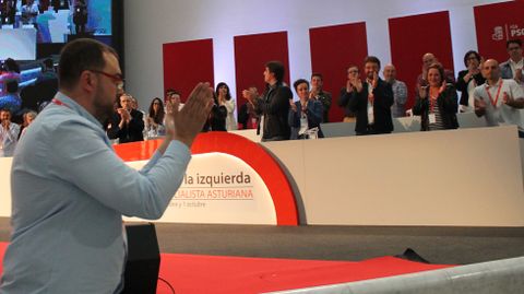 Adri�n Barb�n sube al escenario del Calatrava ante los aplausos de su Ejecutiva