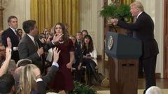 Jim Acosta, a la izquierda, portando el micrfono en la sala de prensa de la Casa Blanca mientras lanza una pregunta a Donald Trump que molest al mandatorio durante su primer mandato como presidente de los EE.UU.