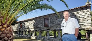 El h�rreo de Cereixo, en Vimianzo, con su propietario, el magistrado Juan Carlos Trillo. Mide algo m�s de 26 metros. 
