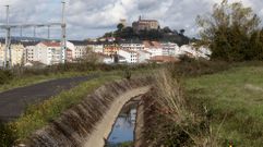 Un ramal del regad�o Val de Lemos, a su paso por el norte del casco urbano de Monforte