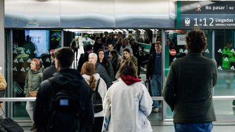 Pasajeros a la espera en la estaci�n de Atocha tras suspenderse la circulaci�n entre Madrid y Andaluc�a