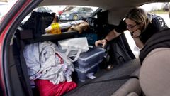Isabel Otero, coloca el maletero, donde guardan la ropa de cama con la que duermen en su coche.