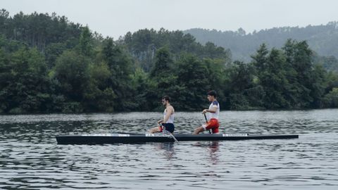 Diego Domínguez y Joan Antoni Moreno entrenan en K2 en Laias