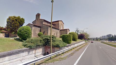 Iglesia prerrománica de San Julián de los Prados (o Santullano) en Oviedo, un monumento que es Patrimonio de la Humanidad.