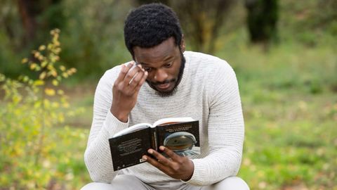 César Brandon con su libro «Toda la felicidad del universo»