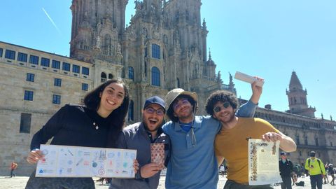 Rita, Sonny, de Bari; y Asjon y Roberto, de Crema, cerca de Mil�n, se conocieron el pasado viernes al llegar a Santiago. Los cuatro, treinta�eros, vieron en el cine �Buen Camino�