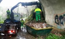 Los servicios municipales retiraron en A Rocha residuos ilegales depositados junto al puente. 