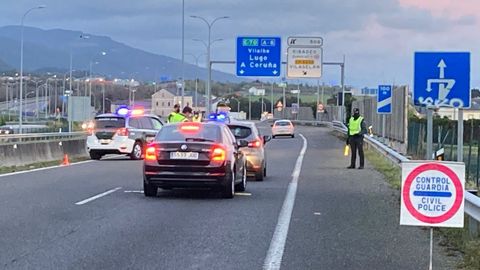 Desde la pasada medianoche se recupera la movilidad entre Galicia y Asturias, con lo cual en el puente de Los Santos no habr ms controles por el cierre perimetral, como este, en una foto de archivo