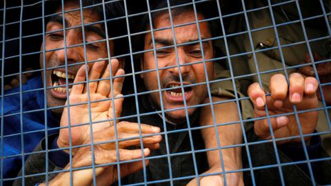 Varios simpatizantes del legislador independiente cachemira Er Sheiikh Abdul Rashid corean consignas tras su arresto en Sringar (Cachemira)