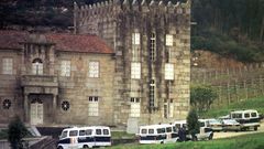 Furgones policiales en 1994 en el pazo de Bain (Vilanova), incautado a Laureano Oubia