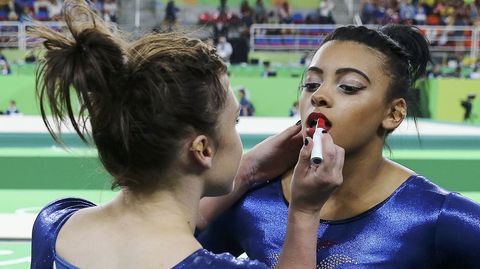 Ruby Harold pinta los labios de su compa�era Elissa Downie antes de una prueba de gimnasia.
