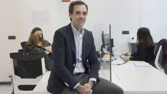vivienda.Jacobo Hortas atende coas t�cnicas Patricia e Bel�n as consultas que se reciben na Oficina Municipal de Vivenda, no Paseo de Ronda. Un servizo posto en marcha para atender d�bidas e preguntas dos inquilinos na cidade