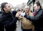 Daniel Mart�nez, su padre Daniel y su hermano Alberto no dejaron de brindar por su premio.
