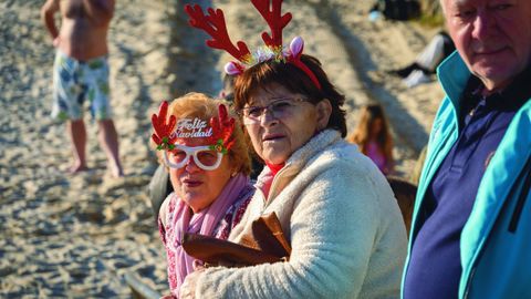 Chapuz�n para despedir el a�o en la playa de Silgar, en Sanxenxo