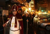Domingo Gonz�lez, de la directiva, encabezando el desfile del entierro de la sardina anoche en Covas.