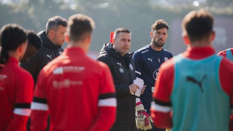 �lex Ortiz se dirige a la plantilla en su primer entrenamiento tras su vuelta al banquillo del primer equipo.