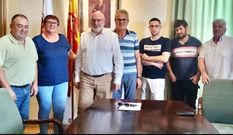 Grupo de gobierno de Agrels�n, en el concello de Sandi�s, que incorpora al edil Alejandro Portela (tercero dcha.).