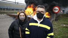 Con 45 a�os, Alberto D�az, vecino de Alfoz, lleva 21 trabajando en la planta de Aluminio. Este jueves acudi� al acto de apoyo al comit� acompa�ado por su mujer, Rosana Fraga
