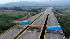 Vista del puente fronterizo entre Colombia y Venezuela bloqueado para impedir la entrada de ayuda humanitaria
