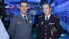 El comisario Balseiro, a la derecha, junto al general jefe de la Guardia Civil de Galicia en la �ltima edici�n de los premios Fern�ndez Latorre