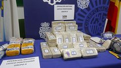 Paquetes de heroína expuestos en la Comisaría de Pontevedra.