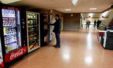 Las m�quinas de refrescos, caf� y alimentaci�n son habituales en centros como Matem�ticas. 