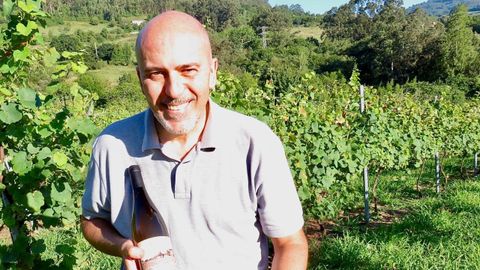 Jos� Cuevas con una botellade albari�o Marivi, producido en Villaviciosa