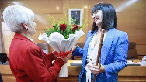 Elba Veleiro, recibiendo de Marta Rouco un ramo de flores.