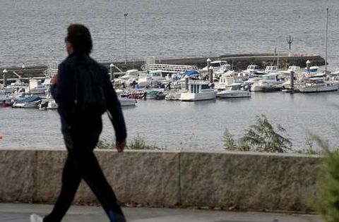 En la fotograf�a, tomada ayer, vista actual del muelle deportivo de Caranza.