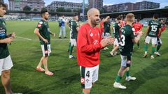 El central vasco Jon Garc�a aplaude a la afici�n tras la victoria del Racing ante el Talavera.