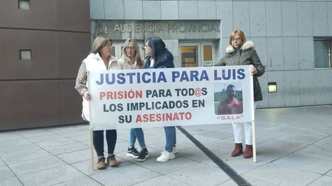 Familiares de Luis Salazar reclaman justicia al inicio del juicio por su asesinato 