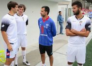 El exentrenador del Club Lemos, Mart�n Murado, en el centro, en el campo Luis Bodegas. 