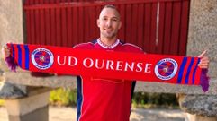 David Ferreiro posa orgulloso con los colores del club de O Couto