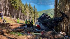 Restos del telef�rico siniestrado en Italia