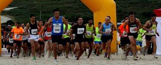 La salida de la categor�a absoluta cont� con la presencia de 123 participantes, de los que tres no llegaron a finalizar los cinco kil�metros, todos por la playa de Razo. 