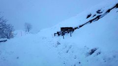 El cartel indicador de la Coll� de Arnicio, casi sepultado por la nieve
