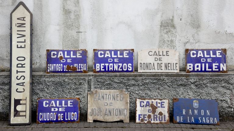 Todas estas placas se conservan en un almac�n municipal de A Grela